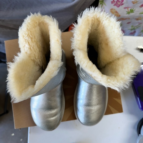 UGG Bailey Button Silver Metallic  Boots size 6 - Picture 5 of 5